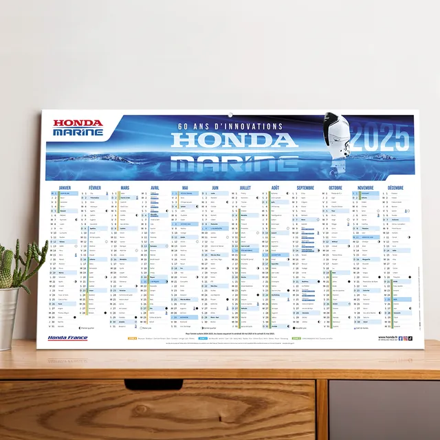 Calendrier mural Honda Marine posé sur un meuble.