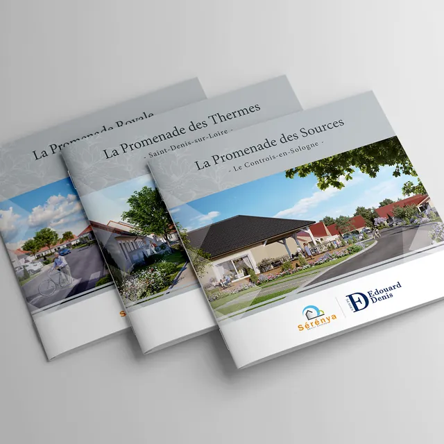 Trois brochures des villages résidentiels Sérénya, présentées en éventail.