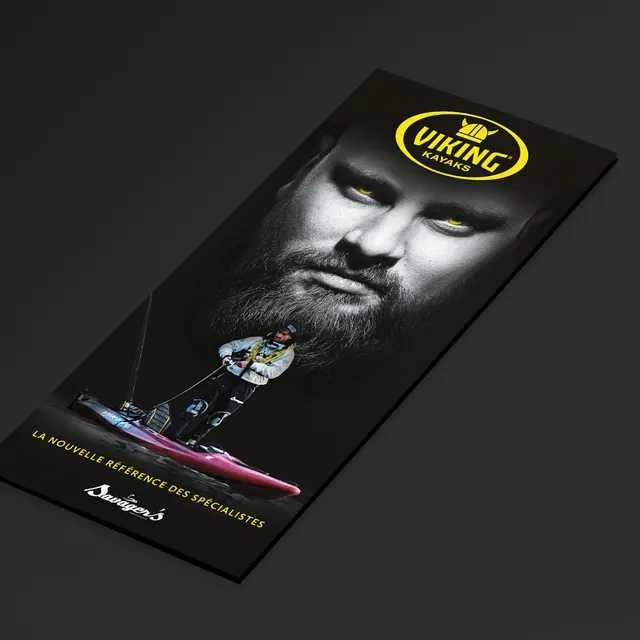 Dépliant VIKING Kayaks, couverture noire au portrait.