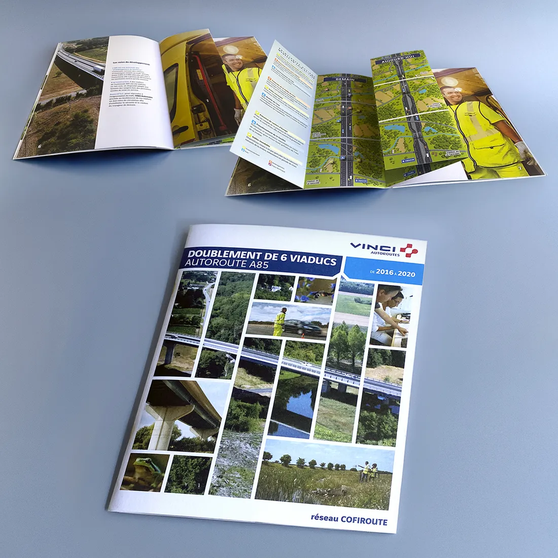 La brochure du doublement des viaducs de l’A85, montrée en trois états : la couverture, le feuillet central déplié, et ce même feuillet replié sur la page qu’il recouvre.